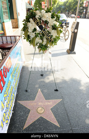 Andy Williams' 'Star' sulla Hollywood Walk of fame in Hollywood - Omaggio Floreale / Fiori di Los Angeles in California - 26.09.12 Foto Stock