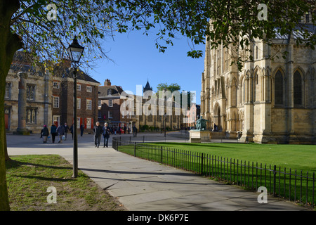 A sud di Piazza, transetto sud della cattedrale di York Minster, Cattedrale Gotica, York City, nello Yorkshire, Inghilterra, Regno Unito, Gran Bretagna, Europa Foto Stock