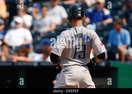 Giugno 9, 2011 - Kansas City, Missouri, Stati Uniti - Toronto Blue Jays diritto fielder Jose Bautista (19) reagisce a un interno passo durante il giovedì la partita di baseball, tra il Kansas City Royals e il Toronto Blue Jays presso Kauffman Stadium di Kansas City, Missouri. Il Kansas City Royals sconfitto il Toronto Blue Jays 3-2. (Credito Immagine: © James Allison/Southcreek globale/ZUMAPRESS.com) Foto Stock