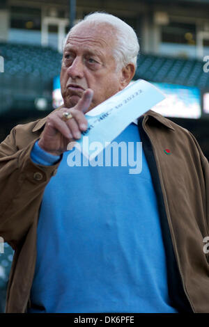 9 giugno 2011 - San Francisco, California, Stati Uniti - Ex Dodgers manager Tommy LaSorda prima della MLB gioco tra i San Francisco Giants e i Cincinnati Reds da AT&T Park di San Francisco, CA. (Credito Immagine: © Matt Cohen/Southcreek globale/ZUMAPRESS.com) Foto Stock