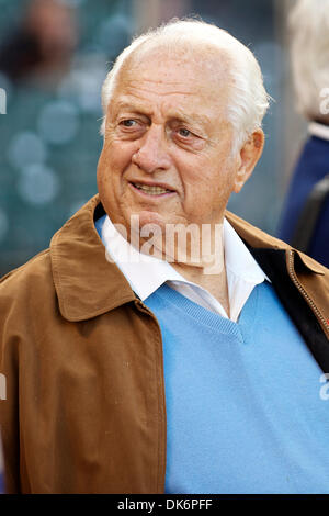 9 giugno 2011 - San Francisco, California, Stati Uniti - Ex Dodgers manager Tommy LaSorda prima della MLB gioco tra i San Francisco Giants e i Cincinnati Reds da AT&T Park di San Francisco, CA. (Credito Immagine: © Matt Cohen/Southcreek globale/ZUMAPRESS.com) Foto Stock