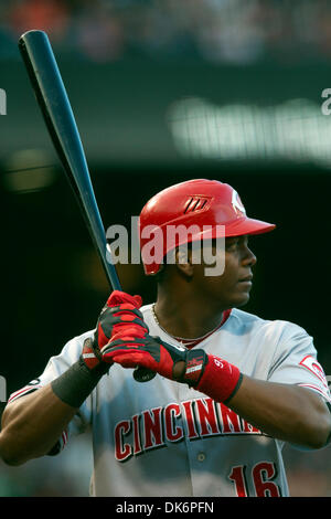 9 giugno 2011 - San Francisco, California, Stati Uniti - Rossi interbase Edgar Renteria (16) pipistrelli durante la MLB gioco tra i San Francisco Giants e i Cincinnati Reds da AT&T Park di San Francisco, CA. I Reds battere i giganti 3-0. (Credito Immagine: © Matt Cohen/Southcreek globale/ZUMAPRESS.com) Foto Stock