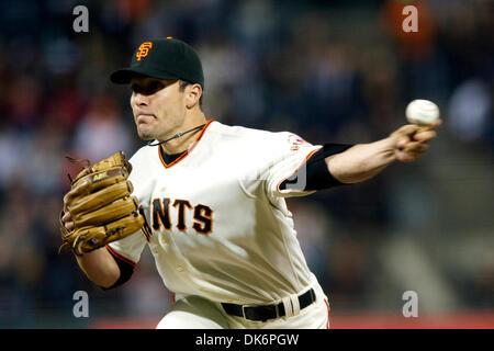 9 giugno 2011 - San Francisco, California, Stati Uniti - giganti relief pitcher Javier Lopez (49) passi durante la MLB gioco tra i San Francisco Giants e i Cincinnati Reds da AT&T Park di San Francisco, CA. I Reds battere i giganti 3-0. (Credito Immagine: © Matt Cohen/Southcreek globale/ZUMAPRESS.com) Foto Stock