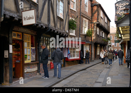 La medievale via stretta del caos e un po' di caos, York, nello Yorkshire, Inghilterra, Regno Unito, Gran Bretagna, Europa Foto Stock