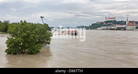 BRATISLAVA - 6 giugno: Danubio al proiettore ad alta dalla massima misurata di acqua e ponte di SNP e castello sullo sfondo Foto Stock