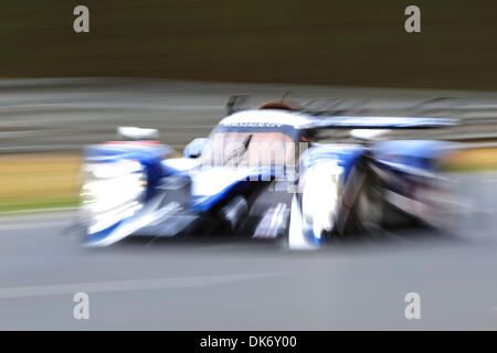 Jun 09, 2011 - Le Mans, Francia - Peugeot Sport Total Peugeot 908, #8, Franck Montagny, Stephane Sarrazin, Nicolas Minassian durante il giovedì la qualificazione per la 24 Ore di Le Mans. (Credito Immagine: © Rainer Ehrhardt/ZUMAPRESS.com) Foto Stock