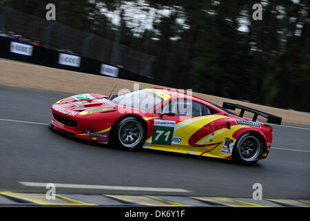 Jun 09, 2011 - Le Mans, Francia - Robert Kauffman aziona una Ferrari 458 durante il giovedì la qualificazione per la 24 Ore di Le Mans. (Credito Immagine: © Rainer Ehrhardt/ZUMAPRESS.com) Foto Stock