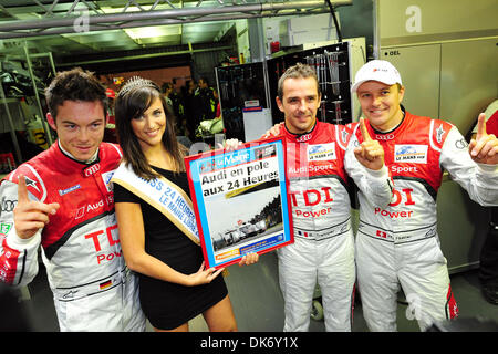 Jun 09, 2011 - Le Mans, Francia - Andre Lotterer, Miss 24 Heures du Mans, Benoit Treluyer e Marcel Fassler celebrare la pole in qualifica di giovedì per la 24 Ore di Le Mans. (Credito Immagine: © Rainer Ehrhardt/ZUMAPRESS.com) Foto Stock