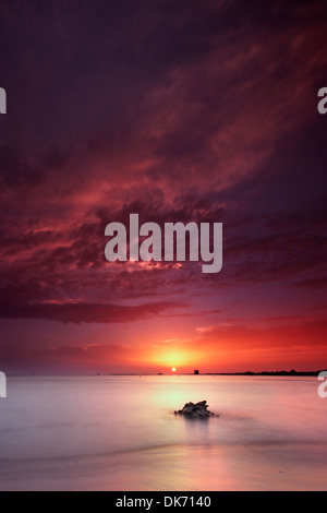 Tramonto sulla spiaggia italiana Foto Stock