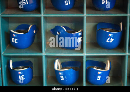 24 maggio 2011 - Houston, Texas, Stati Uniti - Los Angeles Dodgers batting caschi visualizzato nel rack di caschi. (Credito Immagine: © Juan DeLeon/Southcreek globale/ZUMAPRESS.com) Foto Stock