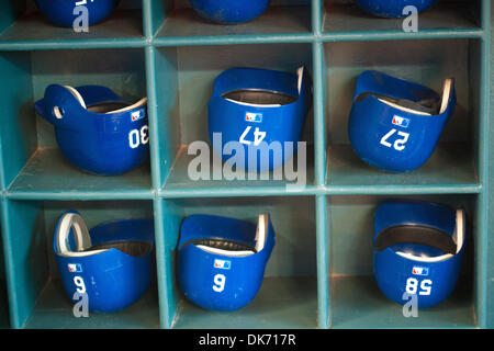 24 maggio 2011 - Houston, Texas, Stati Uniti - Los Angeles Dodgers batting caschi visualizzato nel rack di caschi. (Credito Immagine: © Juan DeLeon/Southcreek globale/ZUMAPRESS.com) Foto Stock