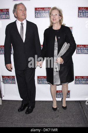 Don Gummer e Meryl Streep Broadway apertura notturna di "morte di un venditore' a Ethel Barrymore Theatre - Arrivi con: Foto Stock