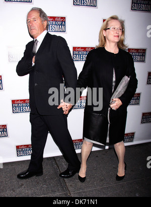 Don Gummer e Meryl Streep Broadway apertura notturna di "morte di un venditore' a Ethel Barrymore Theatre - Arrivi New York City Foto Stock