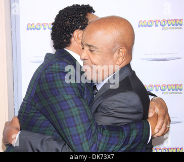 Smokey Robinson e Berry Gordy Jr Lancio di 'Motown: musicale" tenutasi presso Nederlander Theatre - Arrivi New York City USA - Foto Stock