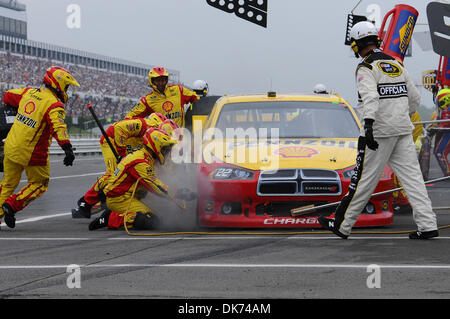 Giugno 12, 2011 - lunga vasca, Pennsylvania, Stati Uniti d'America - La Penske Racing Dodge #22 pit crew cambia il lato destro di pneumatici durante un pit stop durante la 5 Ore di energia 500 Sprint Cup gara in Pocono Raceway. (Credito Immagine: © Brian liberato/Southcreek globale/ZUMAPRESS.com) Foto Stock