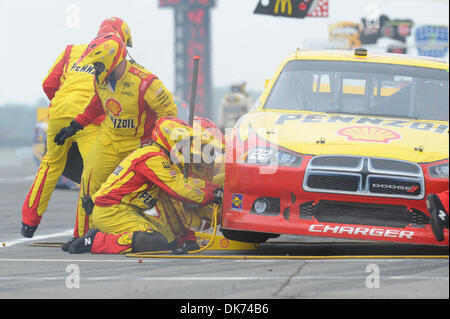 Giugno 12, 2011 - lunga vasca, Pennsylvania, Stati Uniti d'America - La Penske Racing Dodge #22 pit crew cambia il lato destro di pneumatici durante un pit stop durante la 5 Ore di energia 500 Sprint Cup gara in Pocono Raceway. (Credito Immagine: © Brian liberato/Southcreek globale/ZUMAPRESS.com) Foto Stock