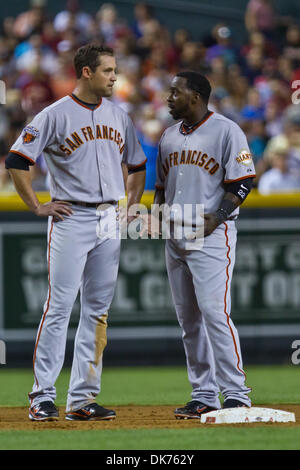 Giugno 15, 2011 - Phoenix, Arizona, Stati Uniti - San Francisco Giants' outfielder Pat Burrell (5) e seconda baseman Bill Hall discutere di un gioco in cui entrambi erano chiamati fuori dopo interferenze a seconda base durante una vittoria 5-2 sopra l'Arizona Diamondbacks. Il Diamondbacks e giganti di forma squadrata in seconda di 3 serie di gioco per la divisione portano al Chase Field a Phoenix, in Arizona. C Foto Stock