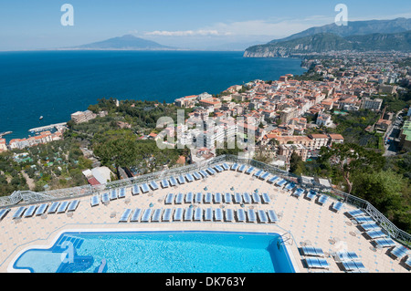 Sorrento. L'Italia. Vista dal Grand Hotel Presidente su Sorrento e sul golfo di Napoli. Foto Stock