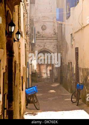 Biciclette in un vicolo interno di Essaouira Medina, Marocco Foto Stock
