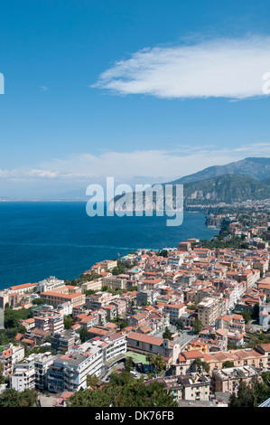 Sorrento. L'Italia. Vista aerea di Sorrento e sulla baia di Napoli. Foto Stock