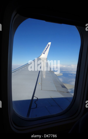 Ryanair, aereo Ryanair, che mostra il nome di Ryanair sul parafango attraverso il finestrino di cabina. Foto Stock