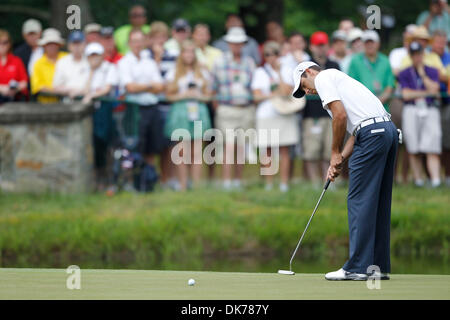 Giugno 17, 2011 - Bethesda, Maryland, Stati Uniti - CHARL SCHWARTZEL putts sul foro #6 durante il secondo turno di gioco presso l'U.S. Aprire (credito Immagine: © James Berglie/ZUMAPRESS.com) Foto Stock