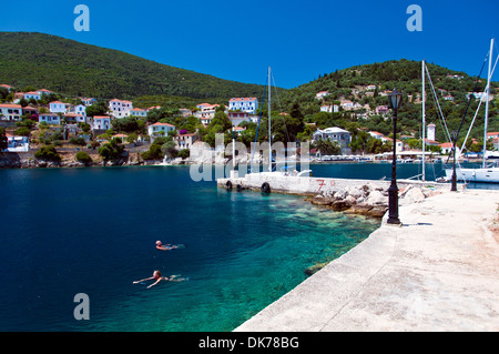 Kioni, un villaggio di pescatori sull'isola greca di Itaca Foto Stock