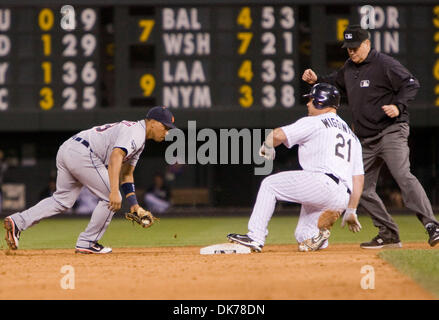 Giugno 17, 2011 - Denver, Colorado, U.S.A. - Baseball MLB - Colorado Rockies terzo baseman TY WIGGINTON scorre sicuro di secondo prima di Detroit Tigers secondo baseman RYAN RABURN il tag. Il battito delle Montagne Rocciose le tigri 13-6 a Coors Field. (Credito Immagine: © Don Senia Murray/ZUMAPRESS.com) Foto Stock