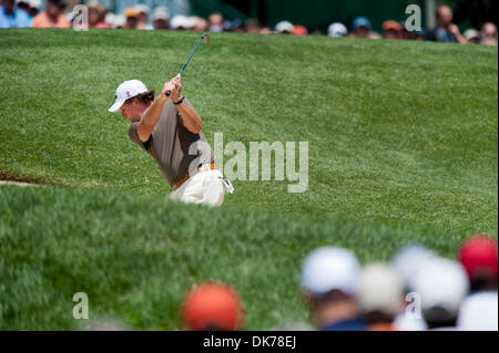 Giugno 17, 2011 - Bethesda, Maryland, Stati Uniti - PHIL MICKELSON colpisce il suo terzo tiro fuori il bunker di xv foro al Congressional Country Club durante il secondo turno di U.S. Aperto in Bethesda, MD. (Credito Immagine: © Pete Marovich/ZUMAPRESS.com) Foto Stock