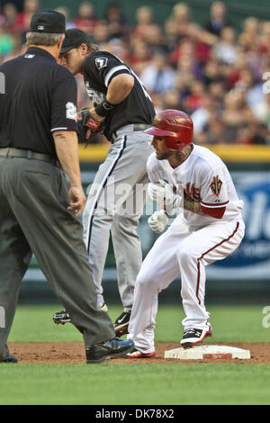 Giugno 17, 2011 - Phoenix, Arizona, Stati Uniti - Arizona Diamondbacks' terzo baseman Ryan Roberts (14) anatre come Chicago White Soxs' secondo baseman Gordon Beckham (15) ferma a gettare al secondo durante una vittoria 4-1 da Diamondbacks. Il Diamondbacks e White Sox squadrato nel primo gioco di 3 serie di gioco al Chase Field a Phoenix, in Arizona. (Credito Immagine: © Chris Pondy/Southcreek globale/Z Foto Stock