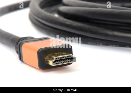 Chiudere il colpo di cavo HDMI isolato su bianco Foto Stock