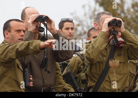 Alture del Golan, Israele. 3 Dic 2013. Israeliana il Ministro della difesa Moshe Ya'alon (2a L, anteriore) ispeziona Forze di Difesa Israeliane (IDF) base militare presso le alture del Golan, su dicembre 3, 2013. Israeliana il Ministro della difesa Moshe Ya'alon ha detto martedì che Israele fornisce assistenza umanitaria ai cittadini siriani in villaggi vicino al confine con lo Stato ebraico, i media locali hanno riferito. Credito: Xinhua/Alamy Live News Foto Stock