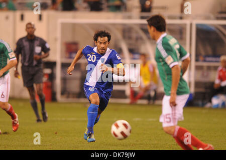 Giugno 18, 2011 - East Rutherford, New Jersey, Stati Uniti - capitano guatemalteco Carlos Ruiz (20) rende un offensiva eseguire durante la seconda metà CONCACAF Gold Cup Soccer quarterfinal azione in cui il Messico ha sconfitto il Guatemala 2-1 al nuovo Meadowlands Stadium di East Rutherford, N.J. (Credito Immagine: © sarà Schneekloth/Southcreek globale/ZUMAPRESS.com) Foto Stock