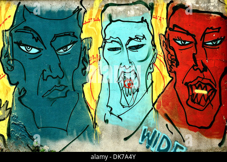 Graffiti illegalmente dipinta sulla parete pubblica. Foto Stock