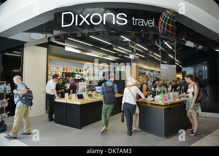 Dixons Travel shop dell'aeroporto di Gatwick, Gran Bretagna, Regno Unito Foto Stock