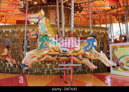 Giostra cavalli sul merry-go-round amusement ride Foto Stock