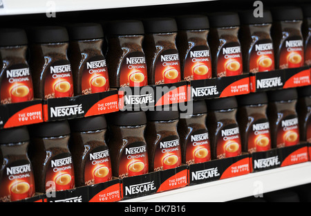 Supermercato interno mostra Nescafe caffè, Gran Bretagna, Regno Unito Foto Stock