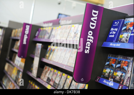 Supermercato interno mostra DVD per la vendita, Gran Bretagna, Regno Unito Foto Stock