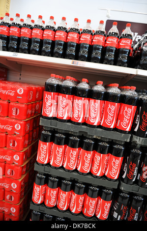 Supermercato interno che mostra la Coca-Cola, Gran Bretagna, Regno Unito Foto Stock