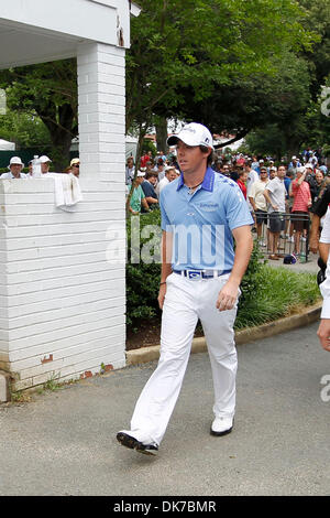 Giugno 19, 2011 - Bethesda, Maryland, Stati Uniti - RORY McILROY passeggiate per la gamma di guida prima che il round finale degli US Open (credito Immagine: © James Berglie/ZUMAPRESS.com) Foto Stock