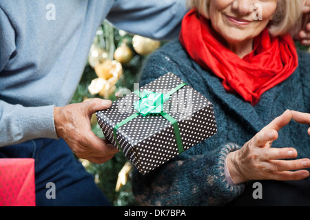 L uomo dando Regalo di natale per donna in negozio Foto Stock
