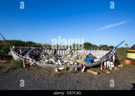 Una vecchia imbarcazione riempita con reti da pesca, Homer Spit in Alaska, STATI UNITI D'AMERICA Foto Stock