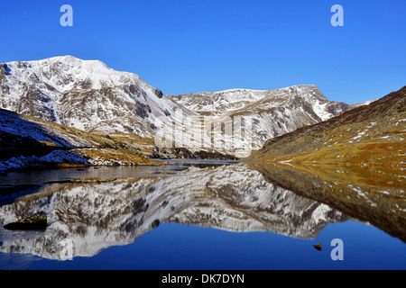 Llyn Ogwen lago in Galles, tra due catene montuose di Snowdonia, il Carneddau e il Glyderau. Galles del nord Foto Stock