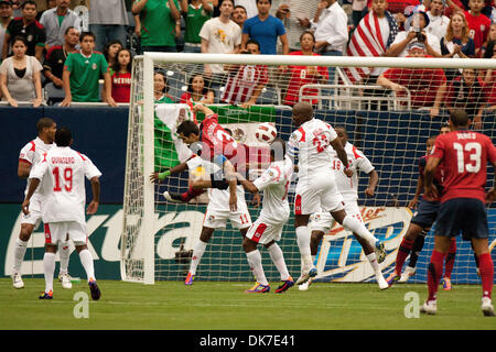 Giugno 22, 2011 - Houston, Texas, Stati Uniti - Stati Uniti Calcio team Defender Carlos Bocanegra (3) salta in aria per cliente. Stati Uniti d'America sconfitto Panama 1-0. (Credito Immagine: © Juan DeLeon/Southcreek globale/ZUMAPRESS.com) Foto Stock