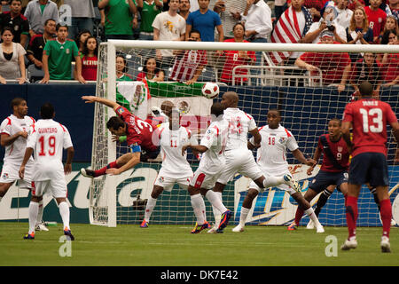 Giugno 22, 2011 - Houston, Texas, Stati Uniti - Stati Uniti Calcio team Defender Carlos Bocanegra (3) salta in aria per cliente. Stati Uniti d'America sconfitto Panama 1-0. (Credito Immagine: © Juan DeLeon/Southcreek globale/ZUMAPRESS.com) Foto Stock