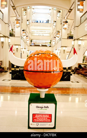 Chicago Bulls una serie di gigantesche palle da golf sul display in Chicago's Michigan Avenue come parte di una mostra a promuovere questo Foto Stock