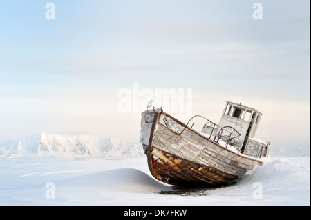 Abbandonare la nave sulla spiaggia in Van Mijenfjorden, Spitsbergen. Foto Stock