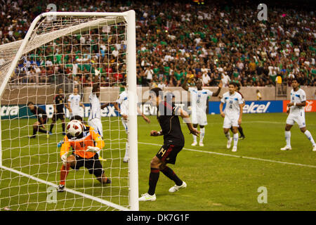 Giugno 22, 2011 - Houston, Texas, Stati Uniti - Messico utente malintenzionato Javier Hernández calci la seconda meta per il team del Messico. Il Messico ha sconfitto Honduras 2-0 in ore di lavoro straordinario. (Credito Immagine: © Juan DeLeon/Southcreek globale/ZUMAPRESS.com) Foto Stock