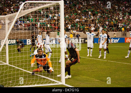 Giugno 22, 2011 - Houston, Texas, Stati Uniti - Messico utente malintenzionato Javier Hernández calci la seconda meta per il team del Messico. Il Messico ha sconfitto Honduras 2-0 in ore di lavoro straordinario. (Credito Immagine: © Juan DeLeon/Southcreek globale/ZUMAPRESS.com) Foto Stock