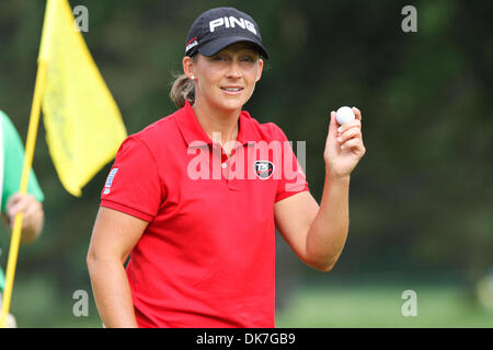 Giugno 23, 2011 - Rochester, New York, Stati Uniti - Stati Uniti d'America Angela Stanford Grazie gli appassionati dopo il suo birdie al primo foro in corrispondenza del LPGA Championship 2011 sponsorizzato da Wegmans a Locust Hill Country Club a Rochester, New York il 24 giugno 2011 (credito Immagine: © Nick Serrata/eclipse/ZUMAPRESS.com) Foto Stock